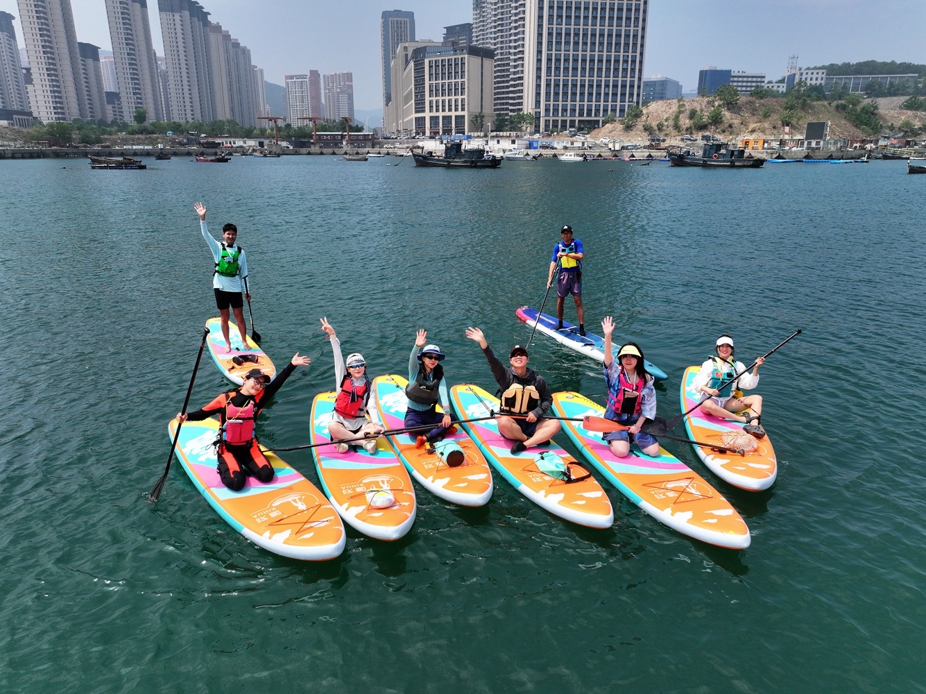 在大连，桨板运动已成为市民游客夏日纳凉玩海新方式。（摄影：王荣琦）
