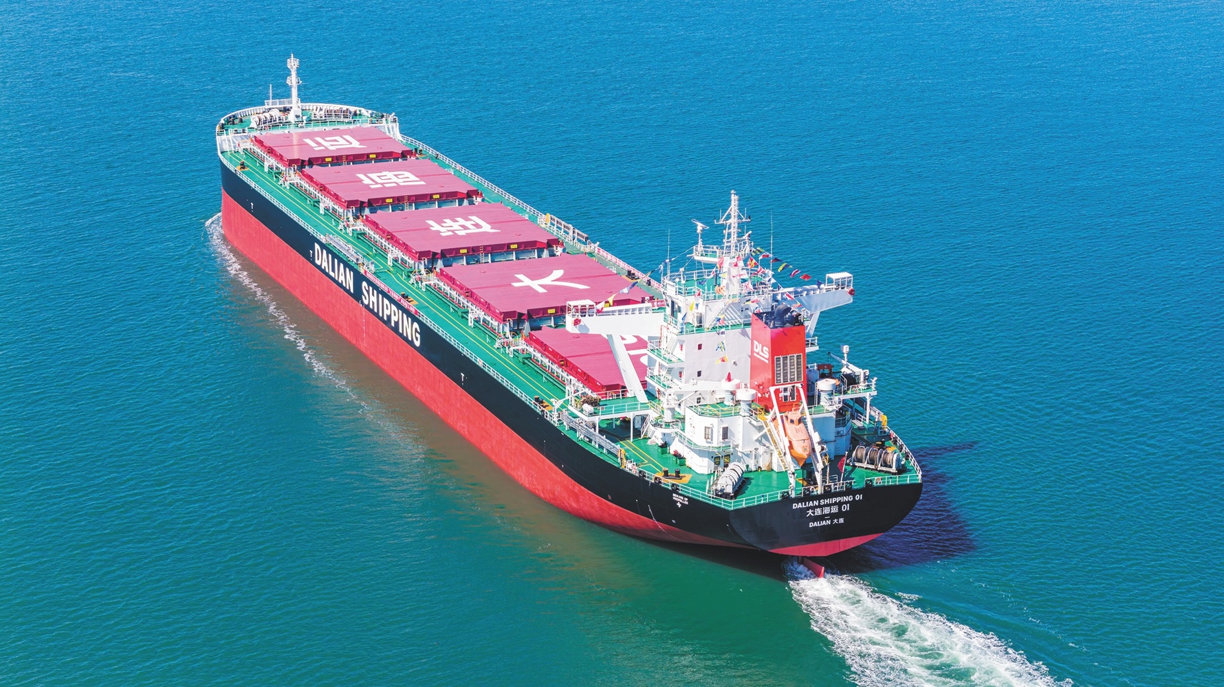 4月26日，破浪前行的“大连海运01”轮。（摄影：孙鹏伟）