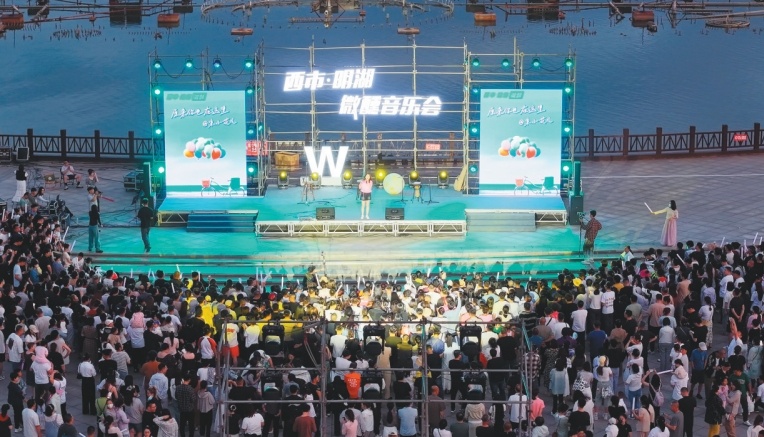 今夏,明湖新街举办的微醺音乐会引来众多观众。记者佟利德摄