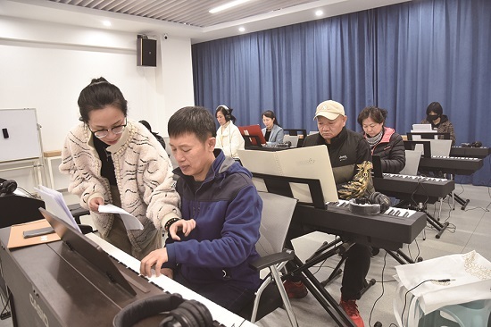 市民在文化馆学习乐器。