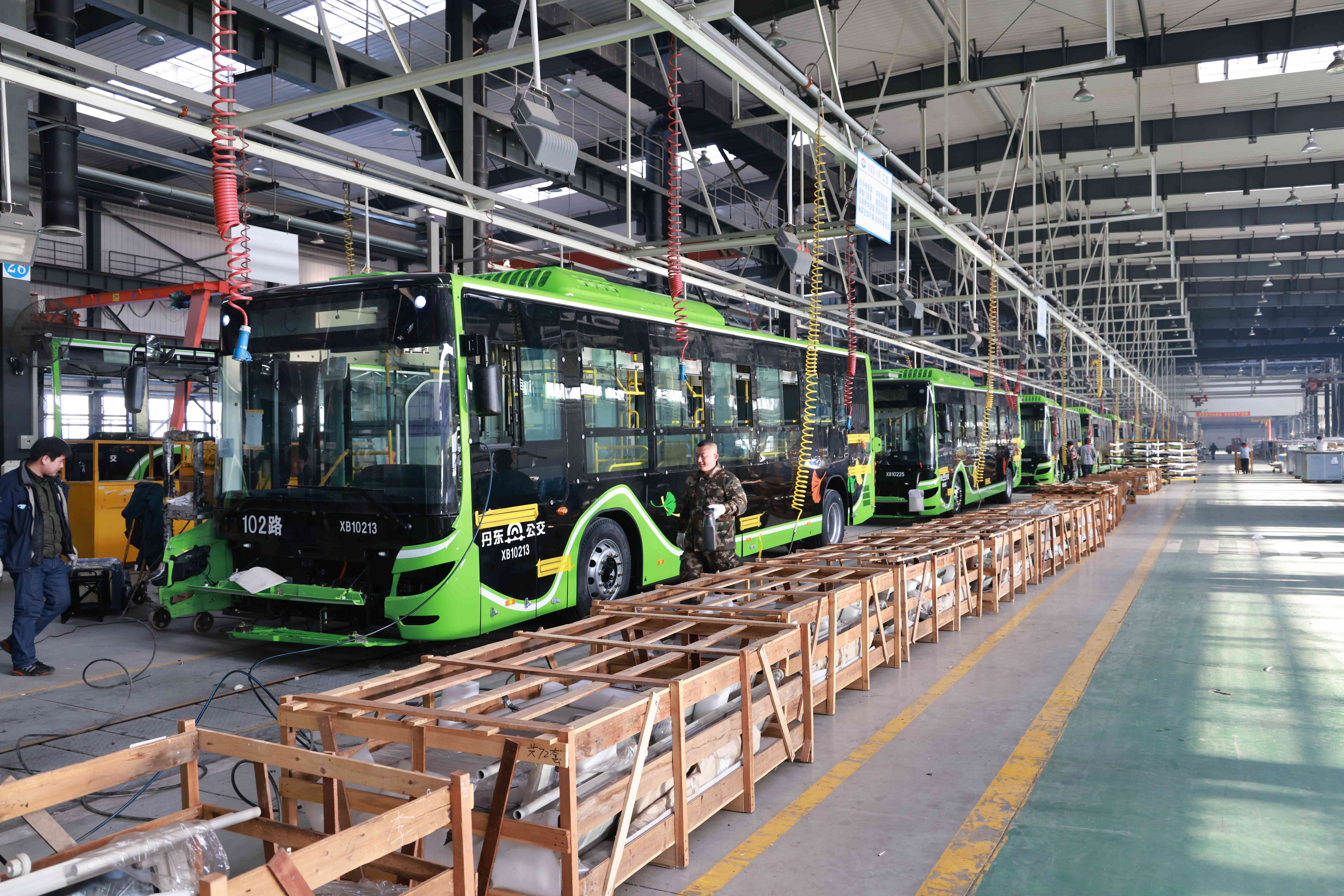 在曙光汽车集团黄海新能源生产基地总装车间 ，工人们正在进行车辆装配。（摄影：艾立朕）