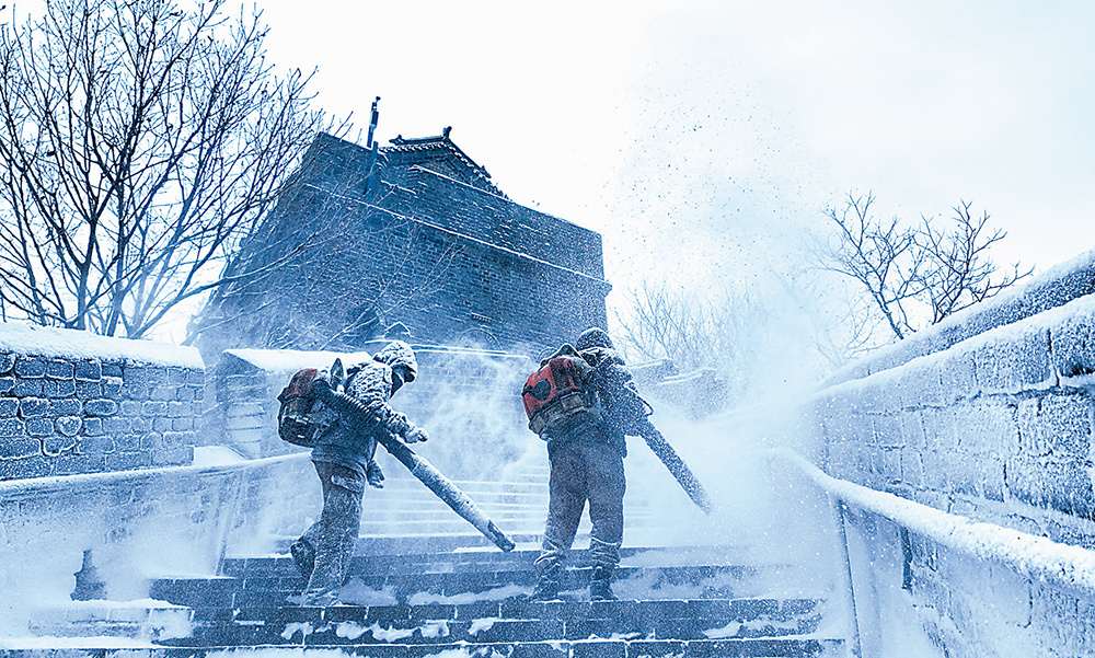 迎风冒雪（王弼正 摄）