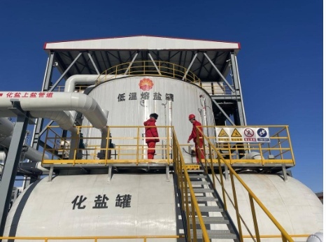 图为辽河油田电热熔盐储能注汽试验站。(摄影:赵聪)