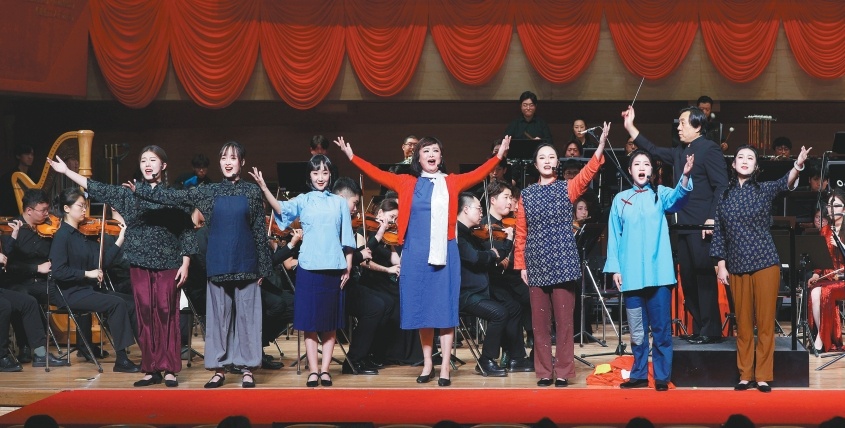 音乐会上,沈音年轻的学生、教师共同演唱前辈创作的《五洲人民齐欢笑》。