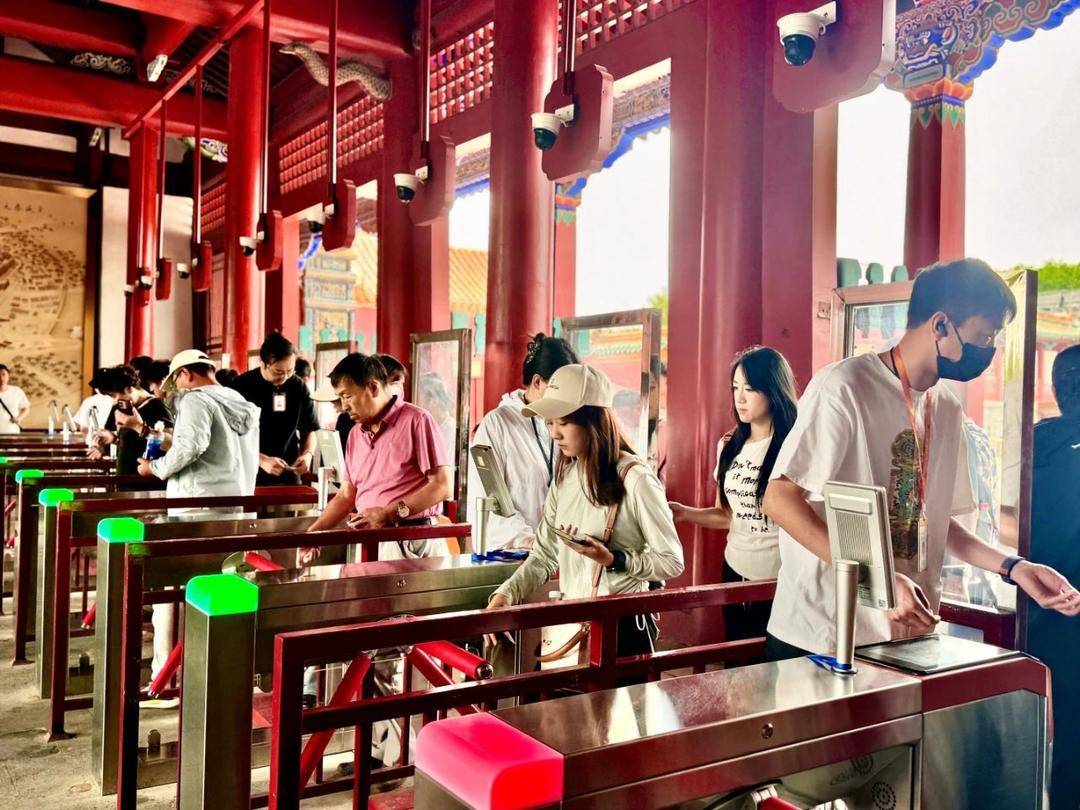 入馆通道全部开启。