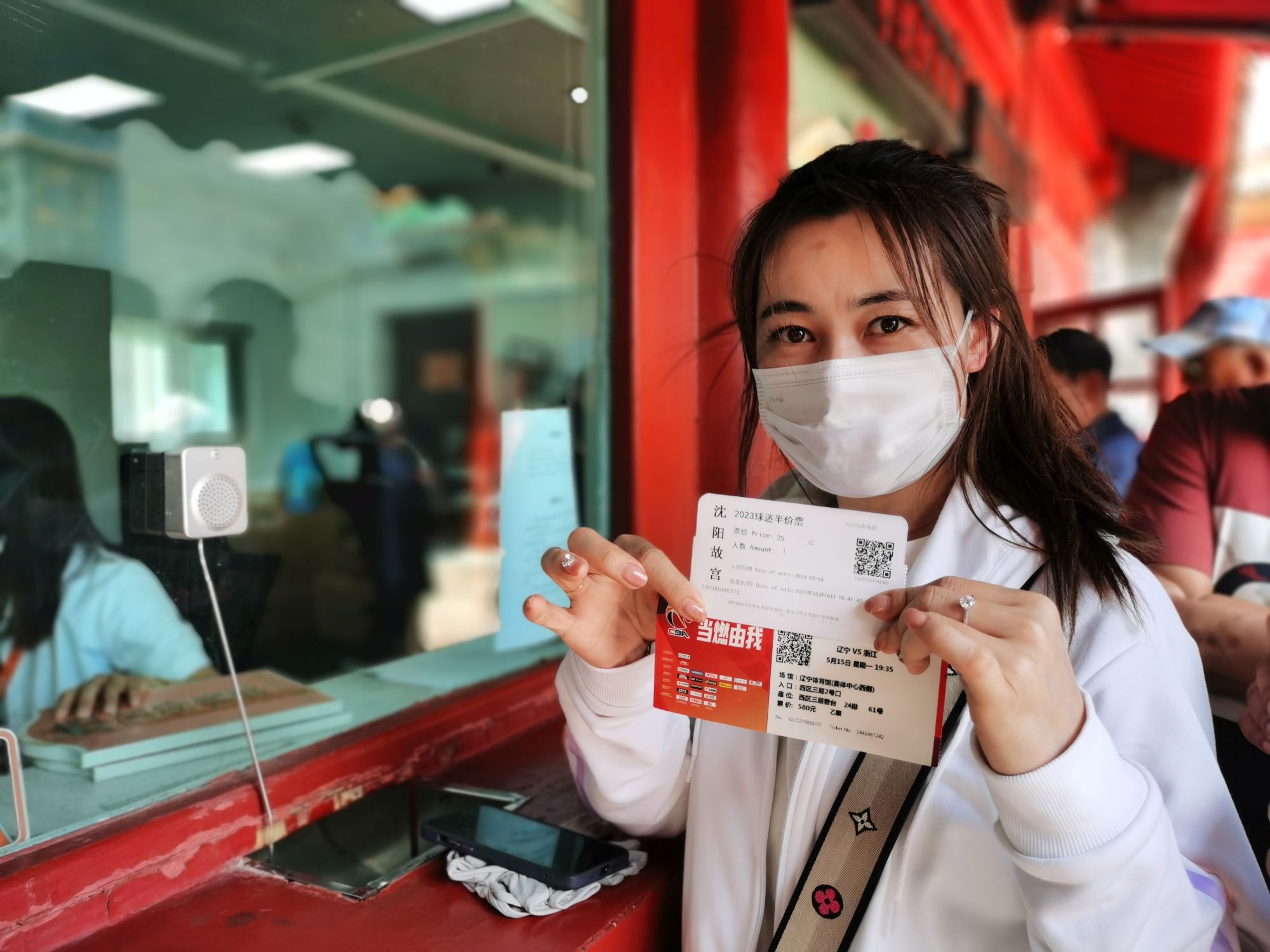 来沈游客看球赛,享半价逛沈阳故宫。(来源:沈阳市文旅局供图)