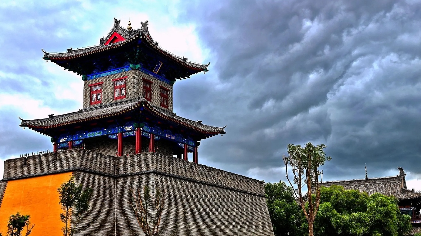 平湖楼是辽阳的标志性建筑。（摄影：郭平）