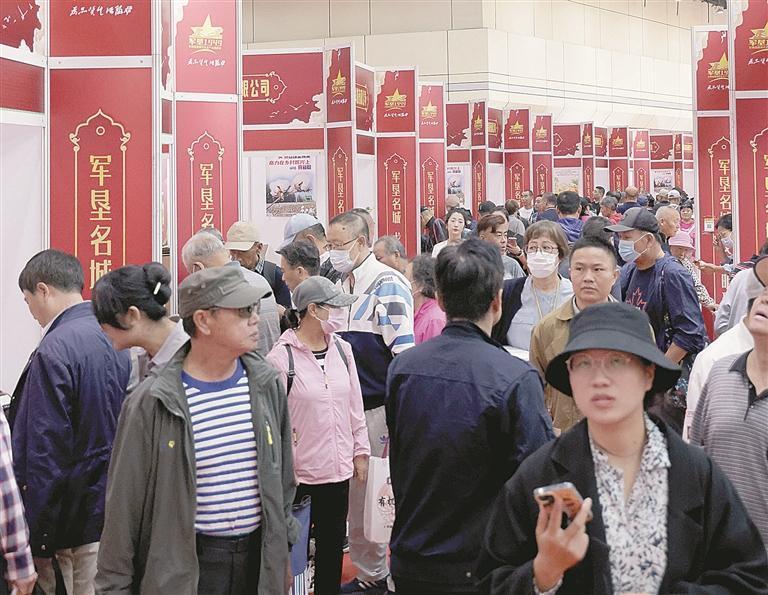 农特产品展销会开幕第一天就吸引了众多市民前来选购。(摄影:杨国胜)