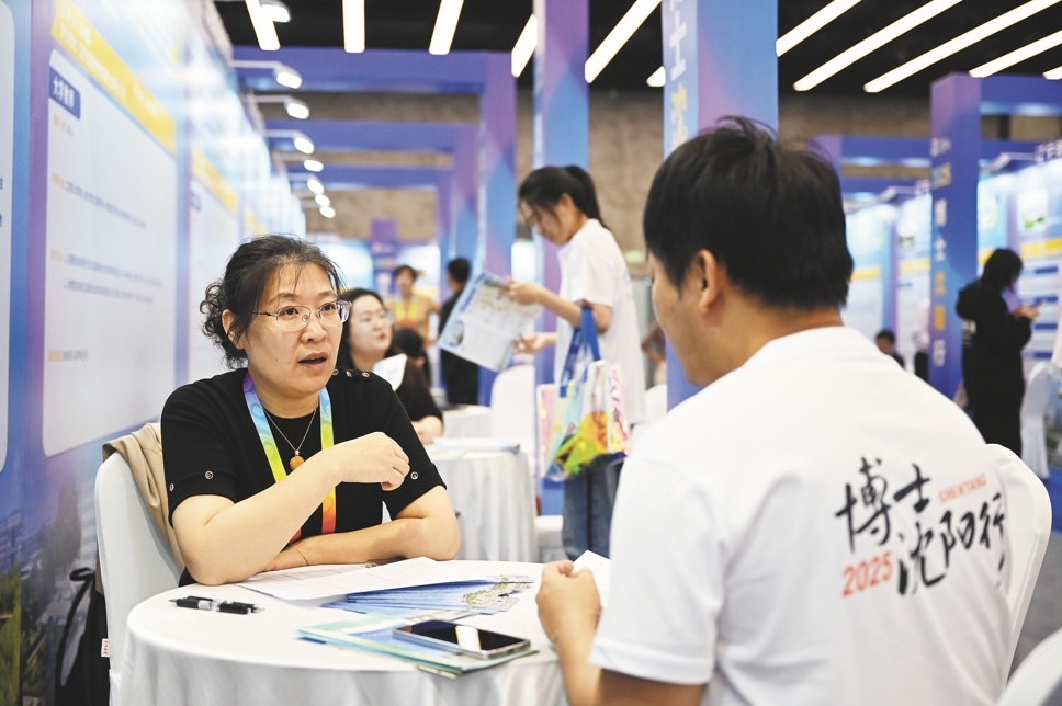专场招聘会上,用人单位与博士交流。(摄影:赵敬东)