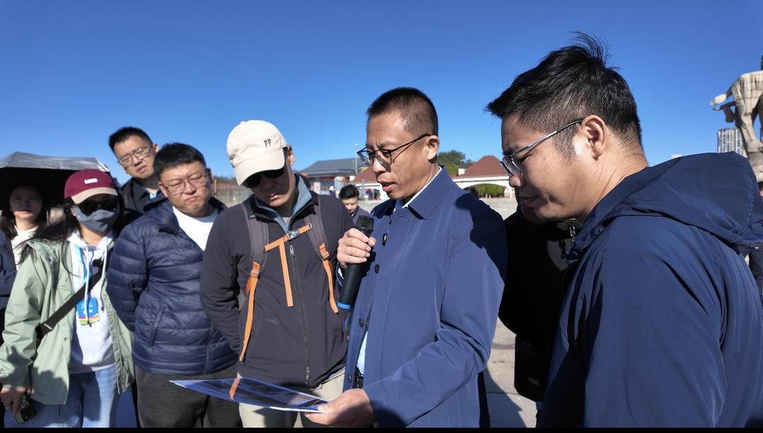 锦湾文旅集团董事长、总经理李研给采风团介绍笔架山风景区。