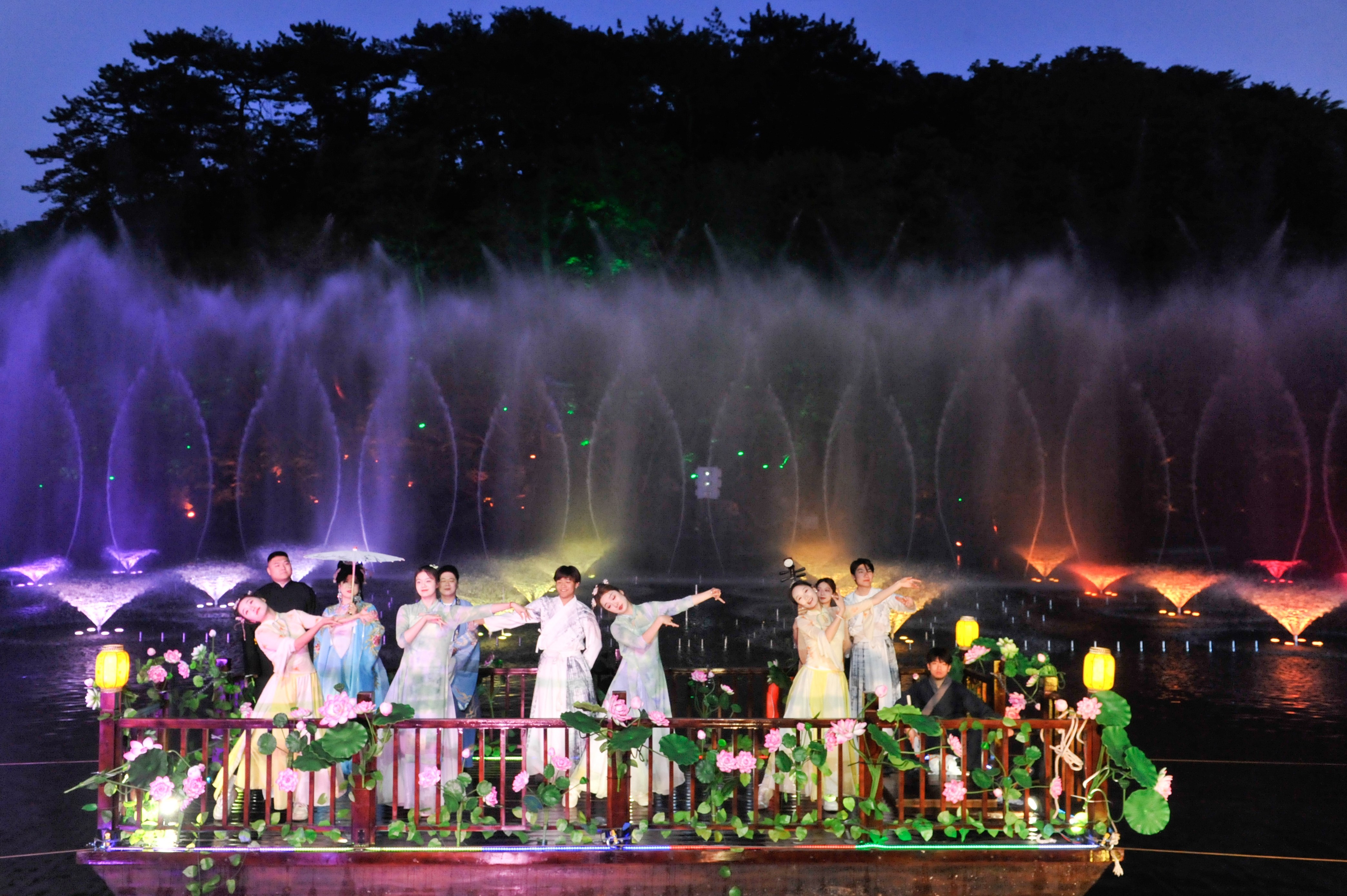 千山景区夜游项目开放，花船演艺定时上演。（摄影：马新艳）