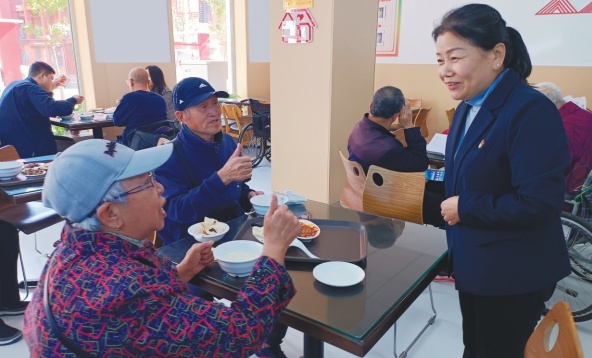 望花区和平街道雷锋社区长者食堂深受居民欢迎。(摄影:马晓庆)