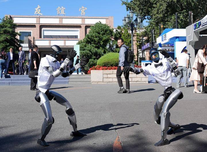 9月9日，全球工业互联网大会活动现场的机器人表演。新华社记者 李钢 摄