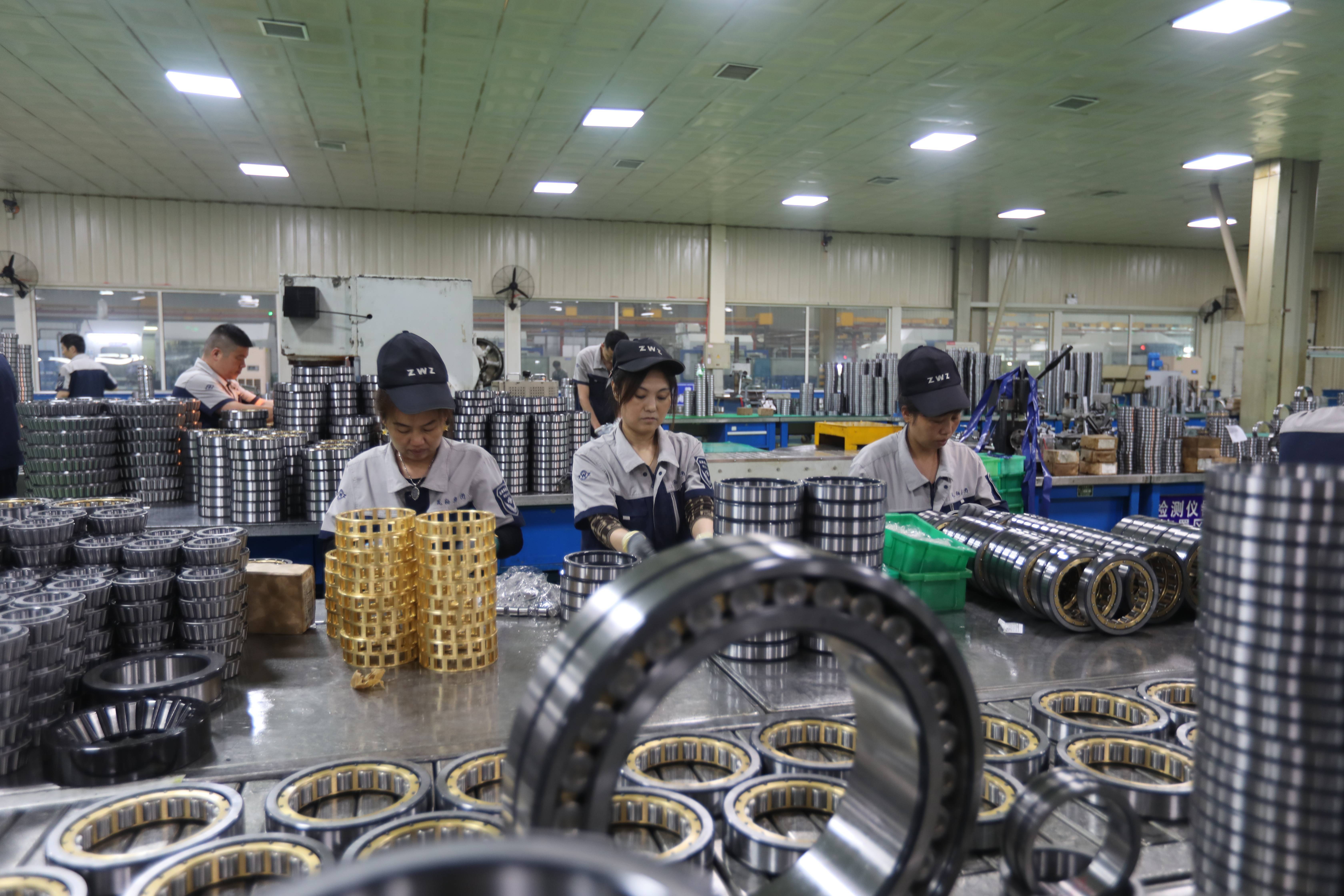 瓦轴集团工作人员在生产线上装配精密轴承。（摄影：鞠家田）