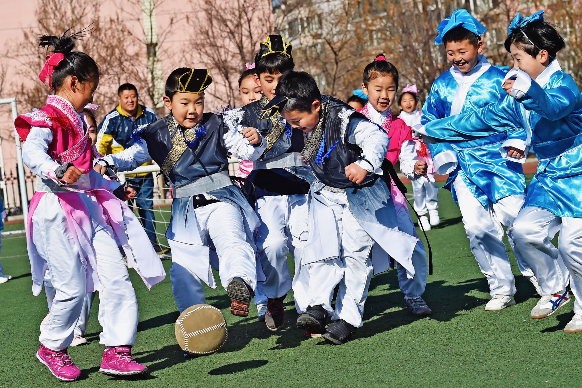 小学生身着古装体验蹴鞠运动。（摄影：林林）