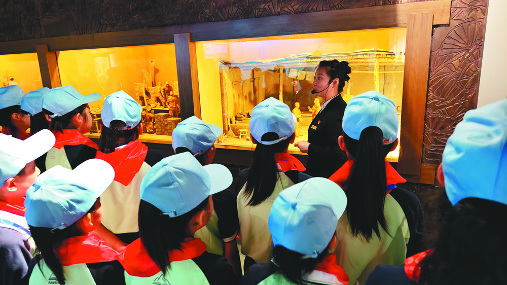 弓长岭区全力打造沉浸式红色研学体系，与大连艺术学院、本地雷锋小学等多所院校共建思政实践基地。