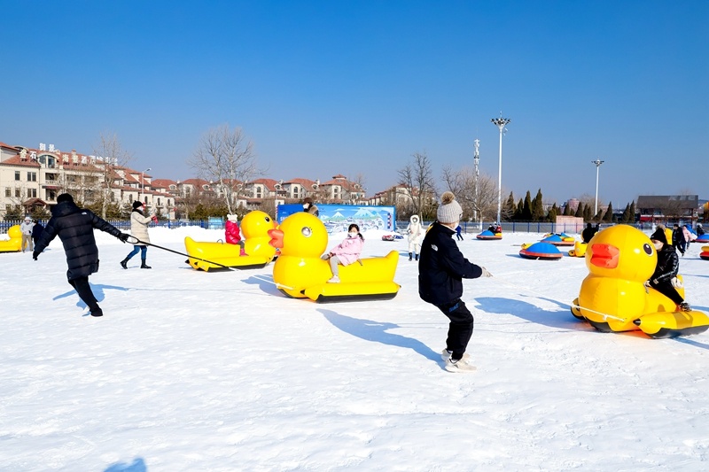 快乐雪世界乐园滑雪的游客。