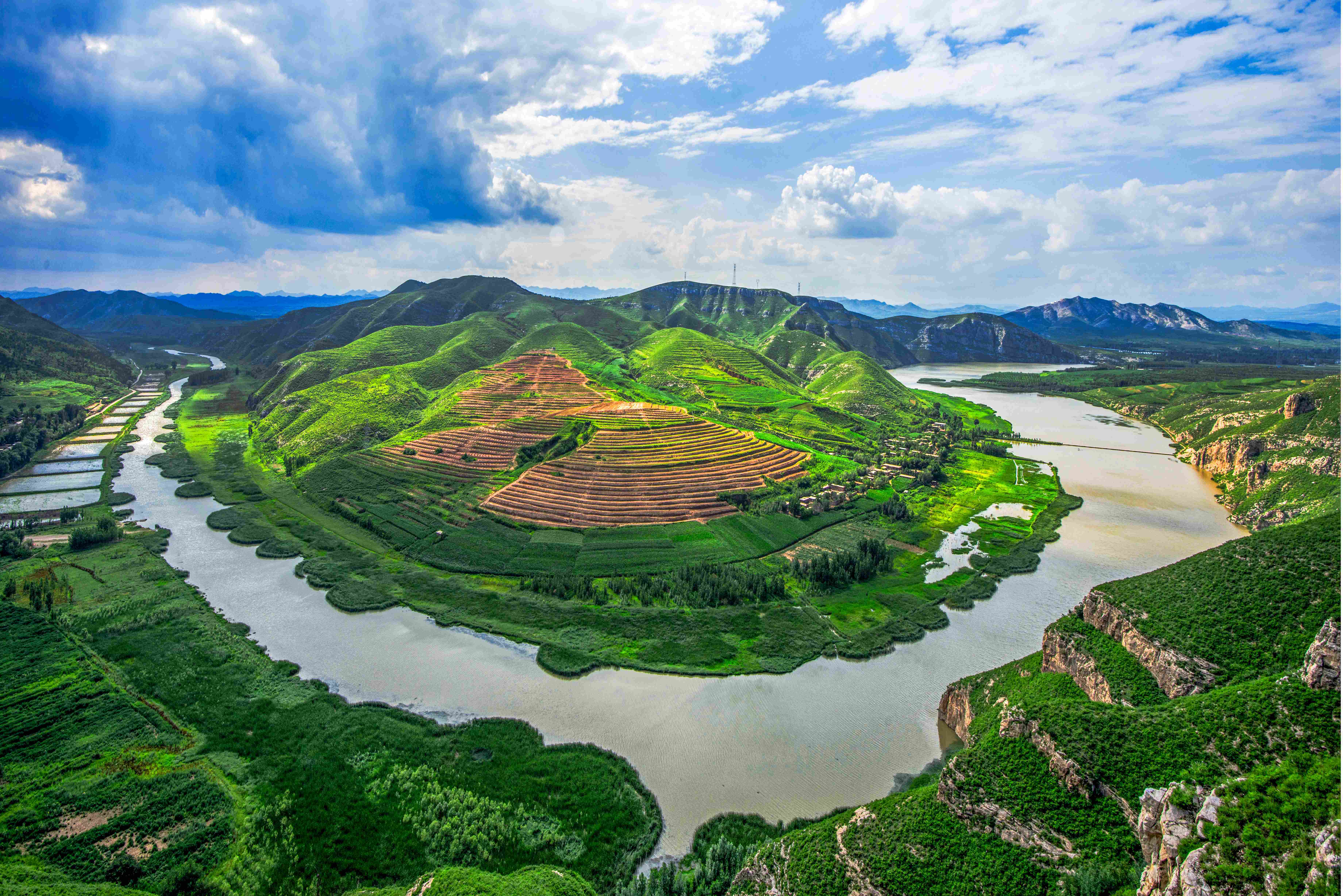 喀左县凌河第一湾景区，山青水绿，风光旖旎。（摄影：吴海沧）