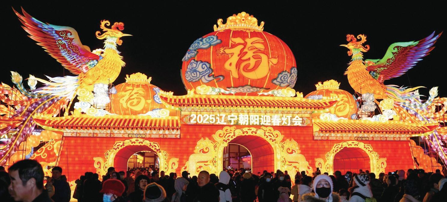 在慕容街举办的朝阳灯会热闹非凡。(摄影:张松)