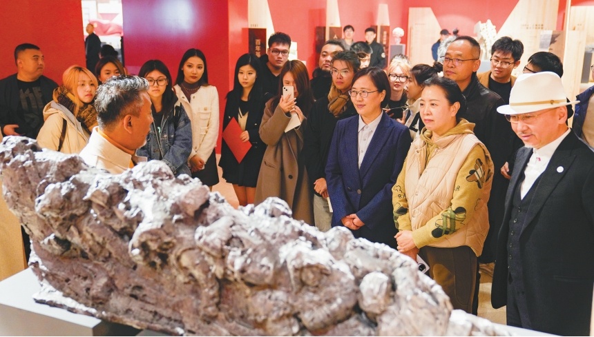 本次展出的创作手稿吸引了很多年轻人前来观展。受访者供图
