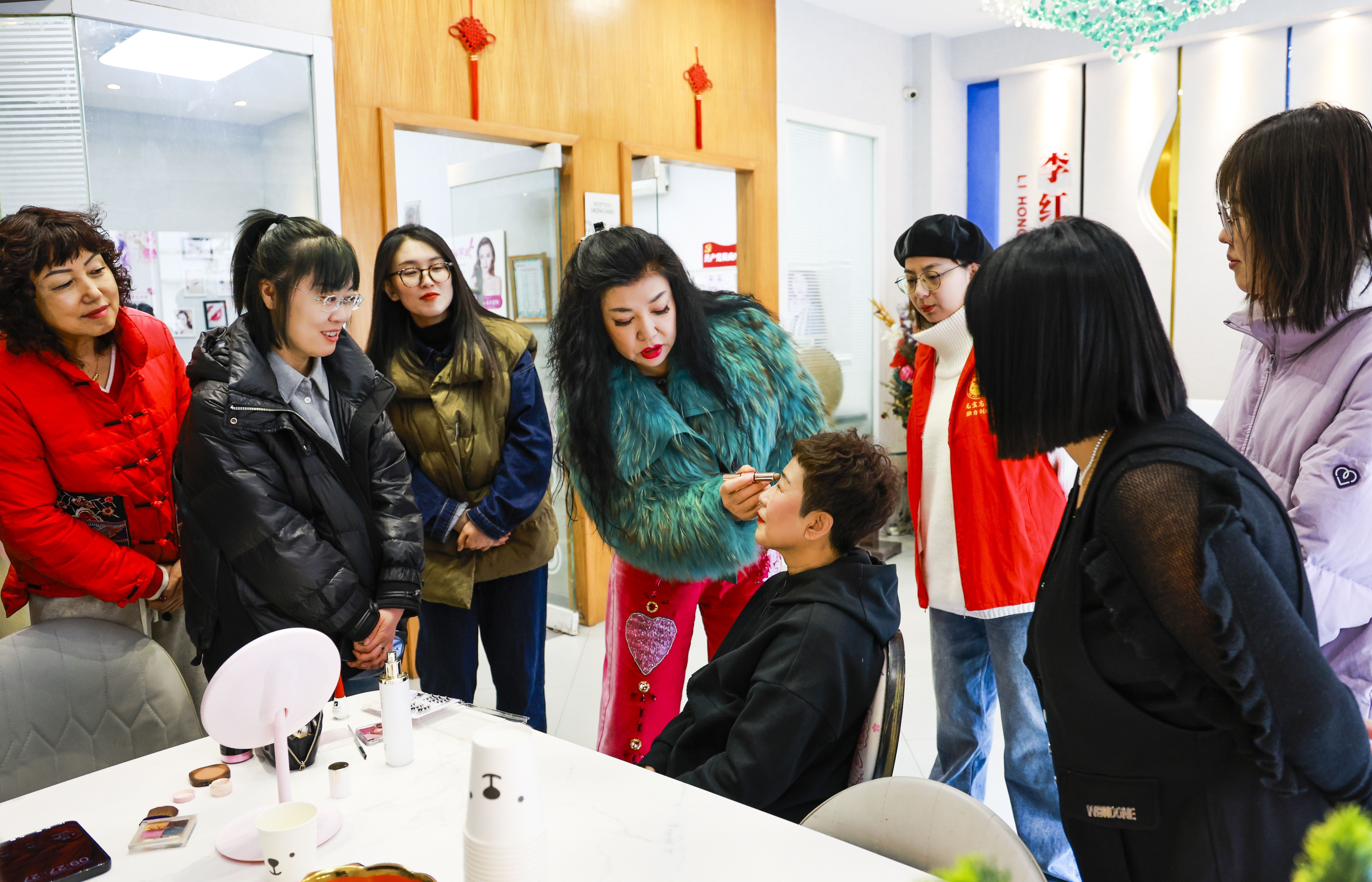 为了提升社区妇女形象，丹东市元宝区广济社区邀请专业的化妆老师，开展庆“三八”公益化妆培训活动。 （摄影：周广庆）