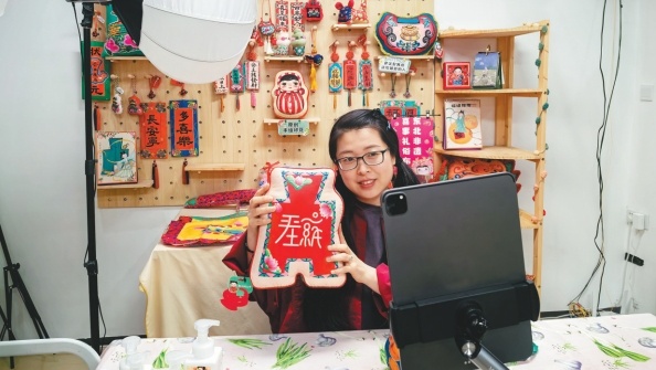稚娃稻甜创始人庞渤洋在直播宣传文创作品。（摄影：严佩鑫）