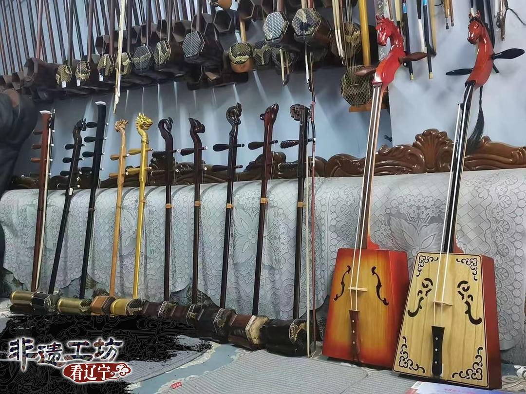 在阜新单氏胡琴工坊内,各式各样的胡琴。