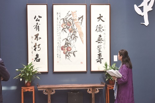 中正和美的中堂书画。
