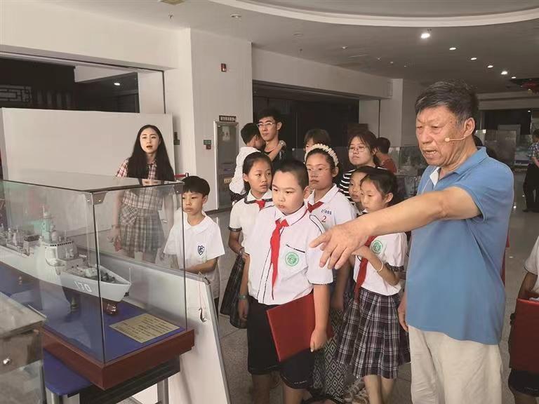 孩子们参观军舰航模展。(摄影:赵渊博)