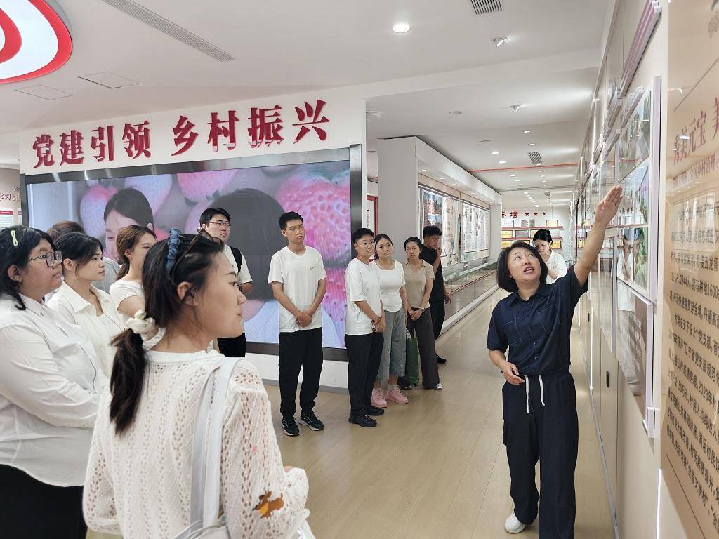 青年人才们在金山村详细了解乡村振兴的喜人成果。