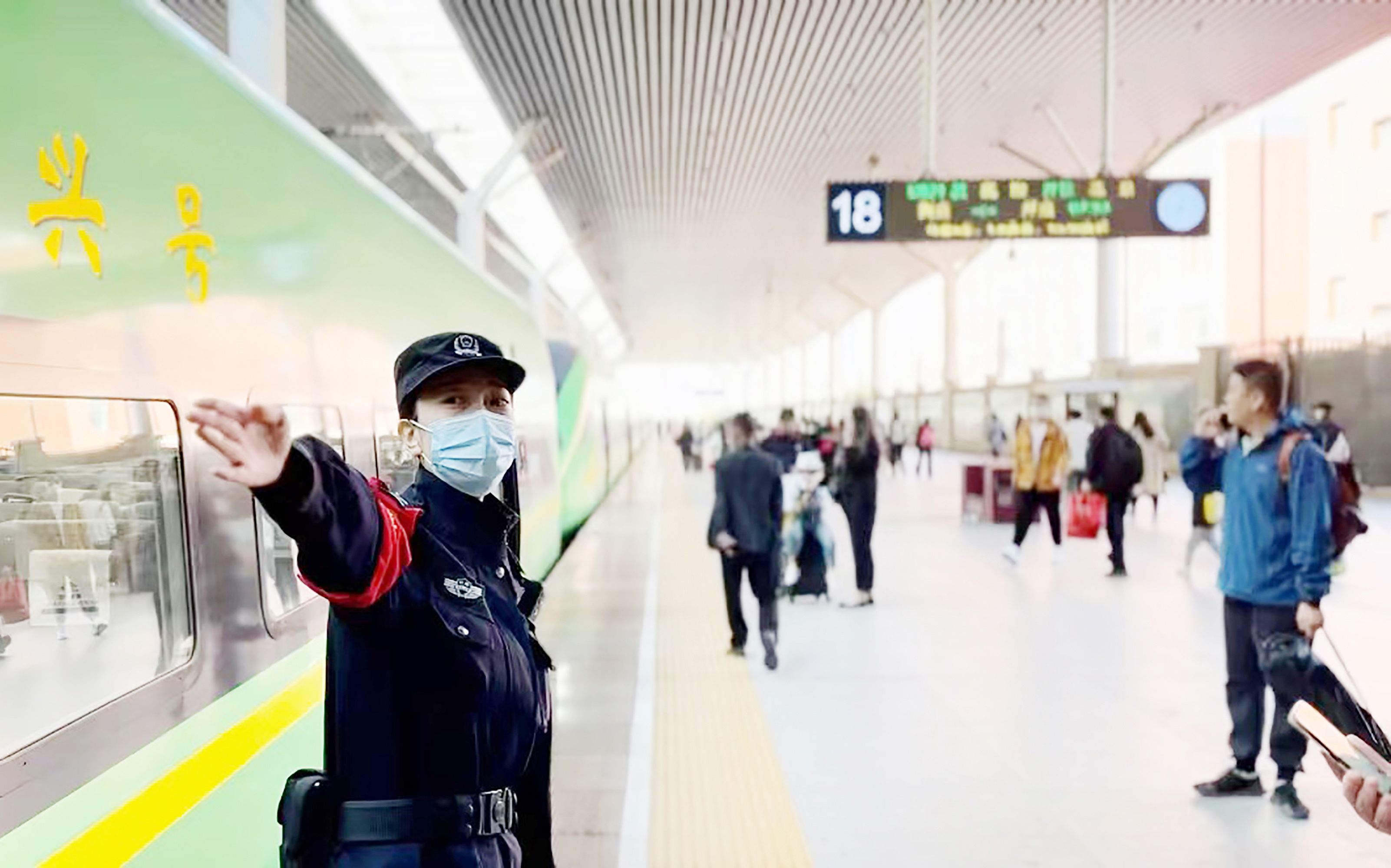 沈阳铁路公安处女子乘务大队的乘警坚守岗位，热情服务旅客。（摄影：赵敬东）