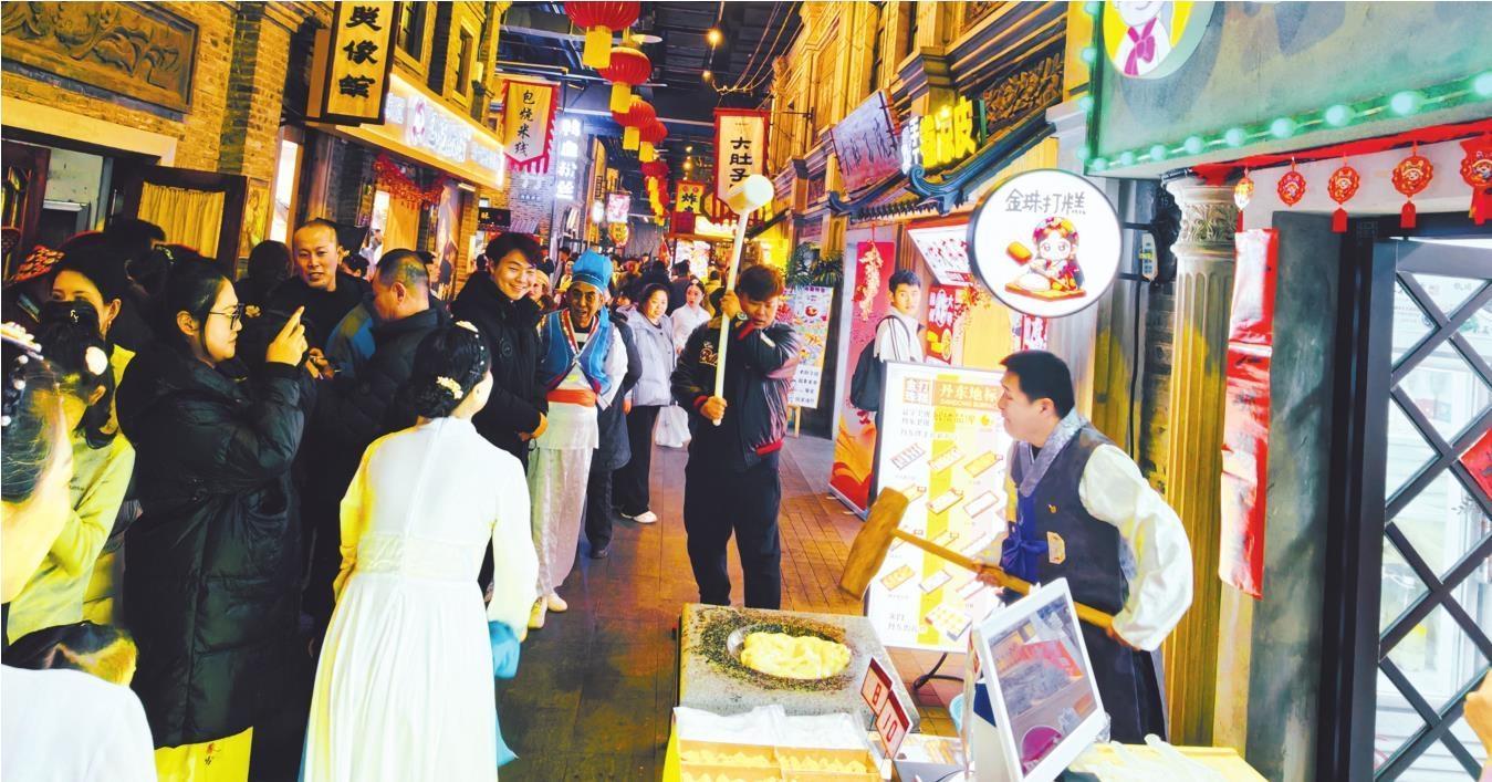 丹东安东老街，特色打糕传承人富有节奏的捶打声此起彼伏，刚出锅的软糯打糕供不应求。（摄影：周广庆）