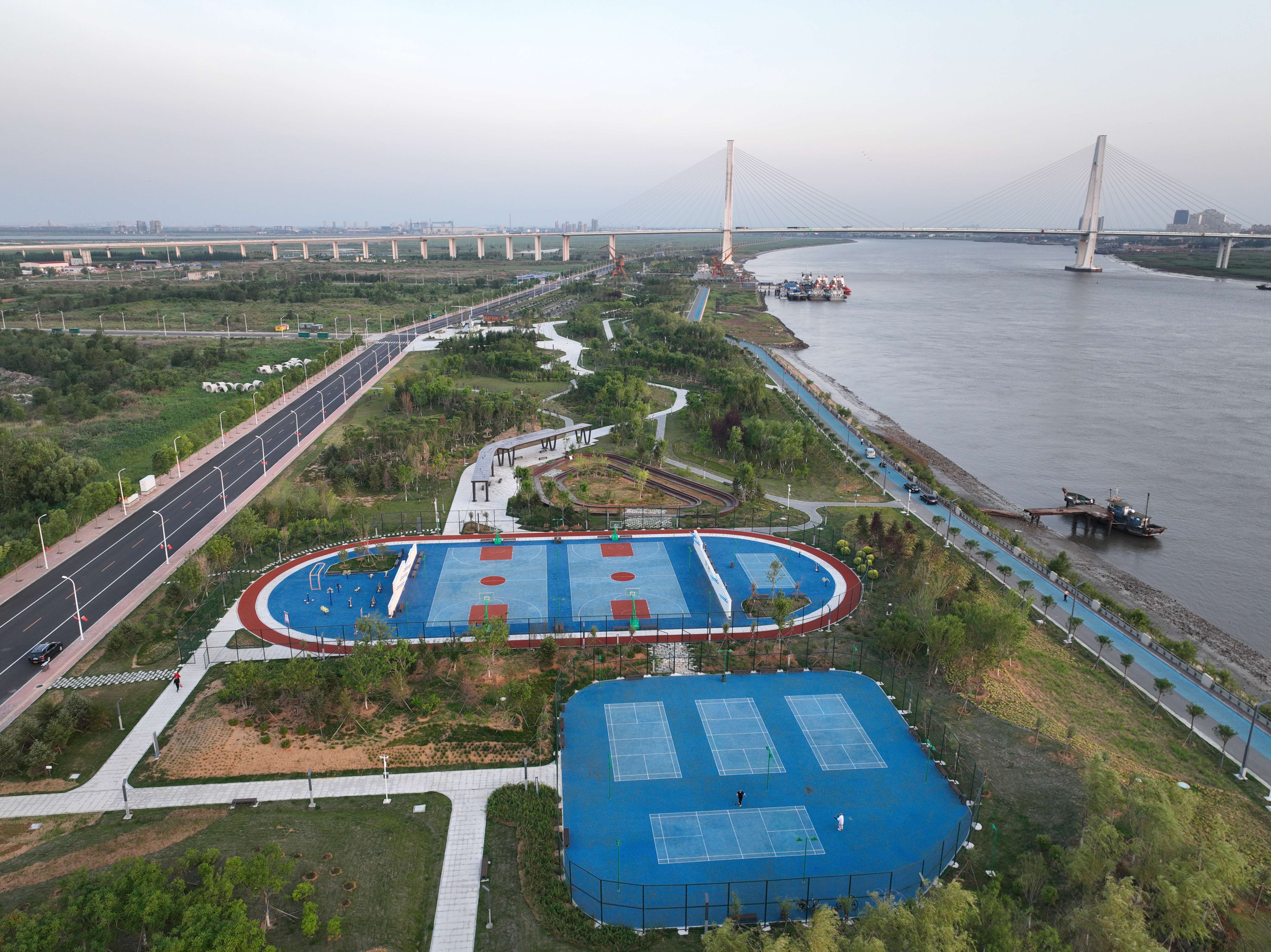 大辽河畔新建的健身广场和口袋公园成为市民休闲健身好去处。(摄影:杨爱军)