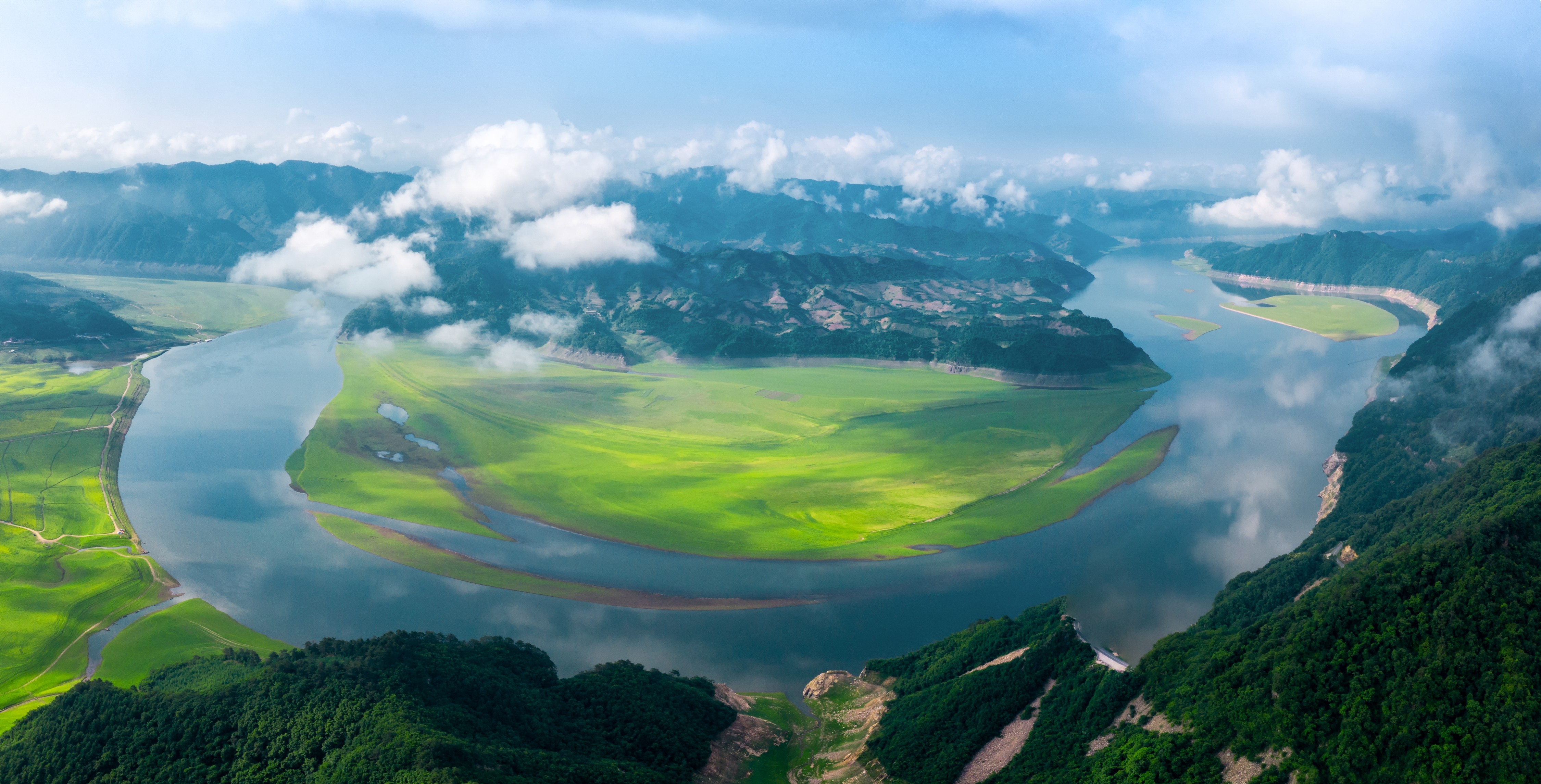 鸭绿江沿岸，山美水美，风景奇绝美如画。（摄影：房雪霖）