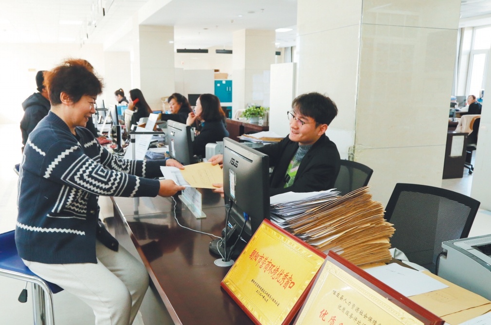 喀左县政务服务中心工作人员正在为群众办理业务。
