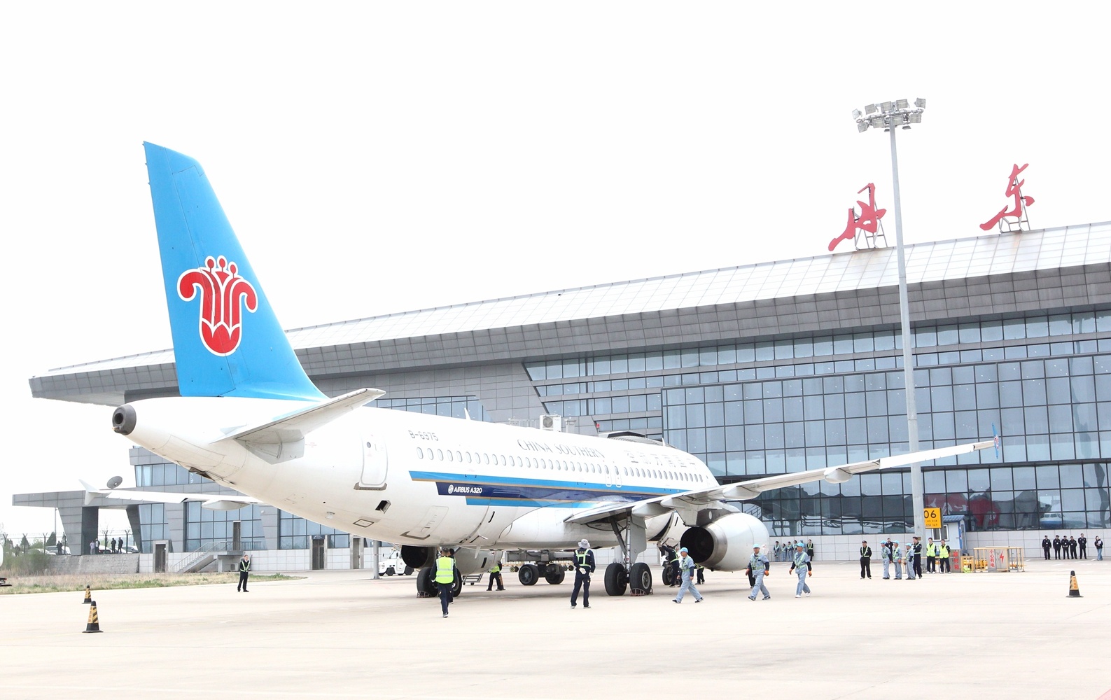 图为首次航班平稳降落丹东机场。（摄影：白琳）