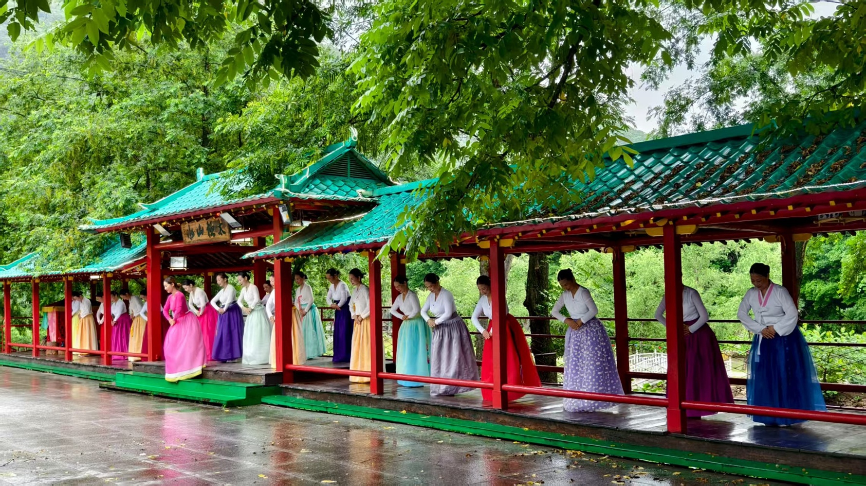 大批师生在三道河朝鲜族民俗度假村开启“研学+非遗”之旅，感受文旅融合的独特魅力。（摄影：王卢莎）