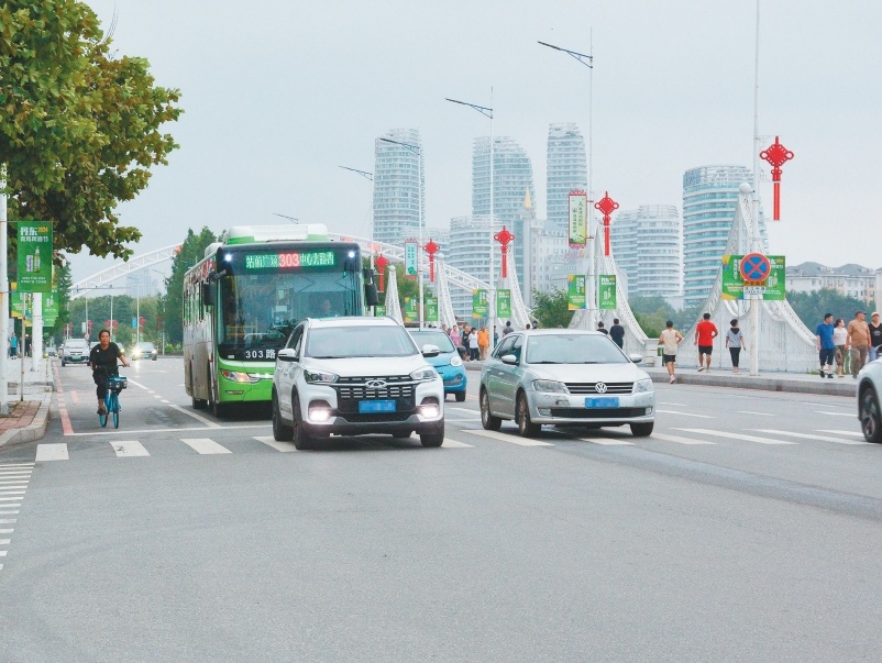 丹东滨江路逐渐恢复车水马龙的景象。 刘海东 摄