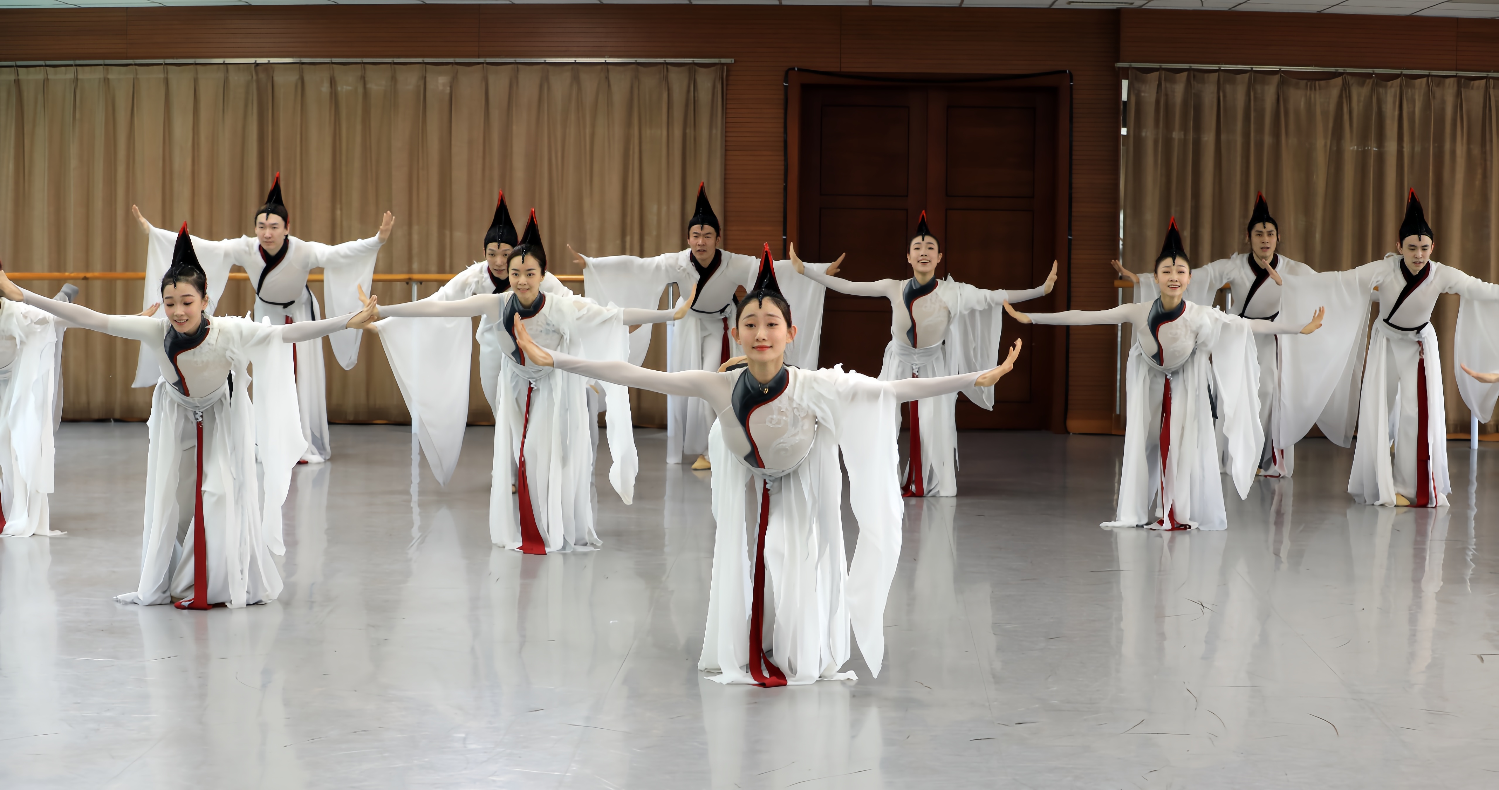 《国宝辽宁》中的舞蹈《祈》演绎群鹤展翅之姿,让传世名画《瑞鹤图》活灵活现。受访者供图