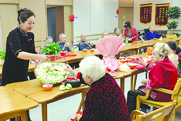 为老年人举办集体生日会。