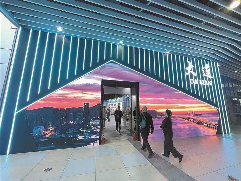 在进博会上,大连市人文展示区充分展示滨城的魅力。(摄影:徐伯元)