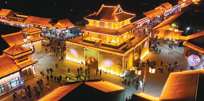 宁远古城钟鼓楼在夜色中灯光璀璨,吸引了大量游客前来打卡。兴城宁远文化旅游集团有限公司供图
