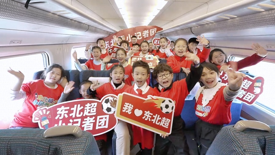 3月14日，“东北超”沈阳小记者团到通辽集训营探班。范景泽摄