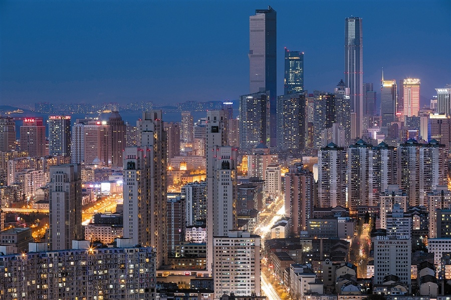 在网红景点富国公园观景台俯瞰大连夜景。（摄影：王韬飞）