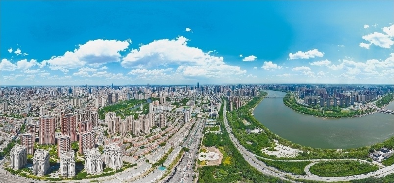 沈阳浑河岸边,城市与自然和谐共生,构成一幅美好的生态画卷。(摄影:查金辉)