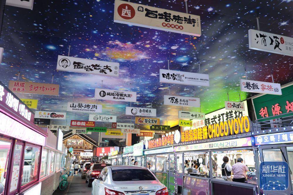 7月29日在沈阳西塔拍摄的特色美食招牌。新华社记者 李钢 摄