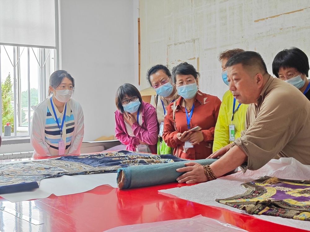 吐鲁番学研究院技术保护所副所长徐东良受邀来到旅顺博物馆,现场为辽师文博专业的师生讲解古代袍服修复。(受访者供图)