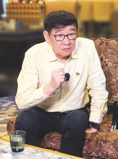 受访者简介:金韬,一级导演。曾执导《长征》《井冈山》《红色摇篮》《公安局长》等百余部(集)电视连续剧,多次获得影视界各种奖项。