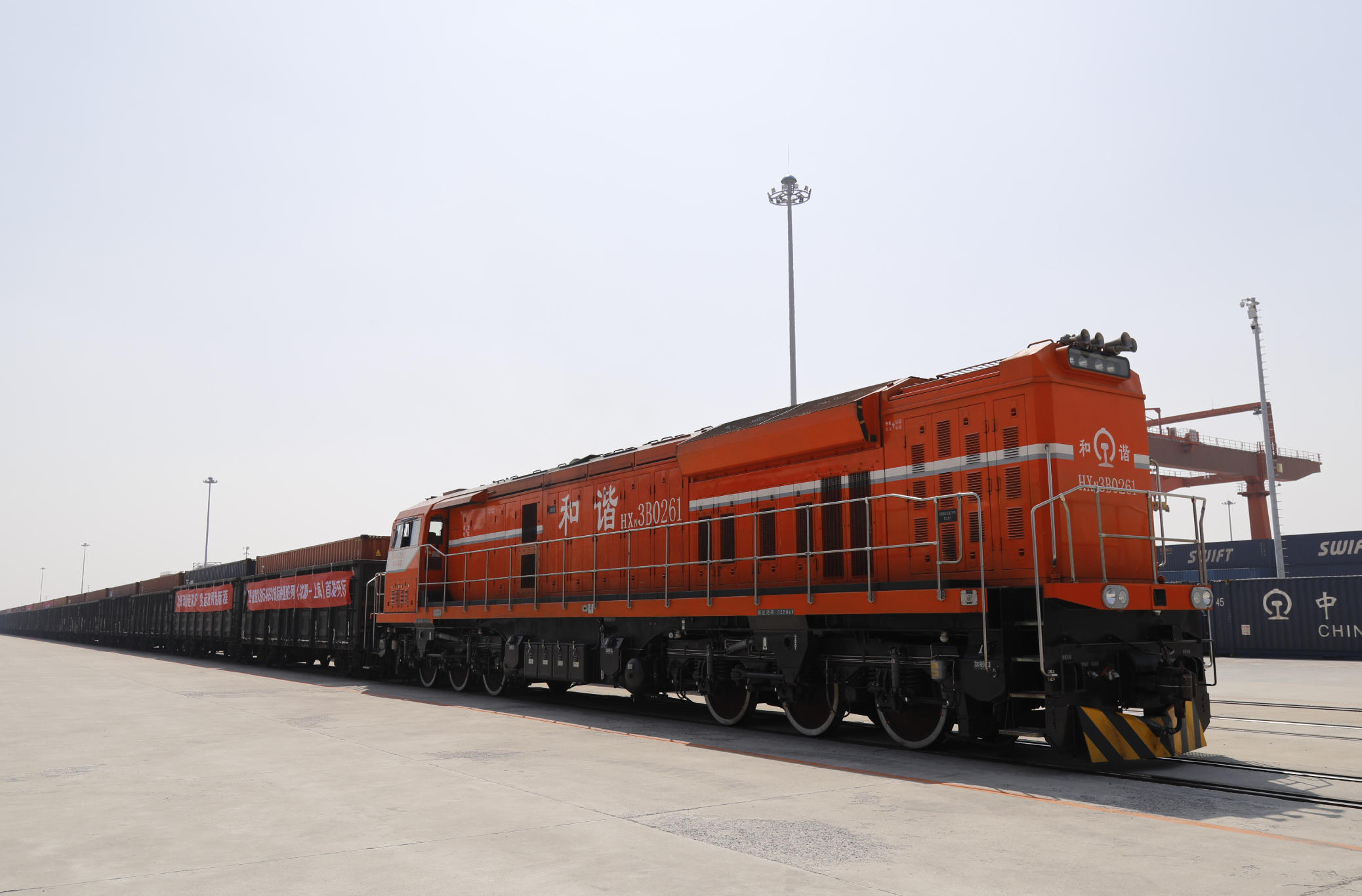 货运班列在国铁沈阳局管内蒲河站等待发车。江大一摄