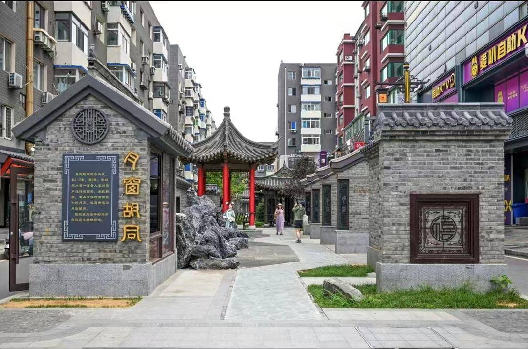 游人在沈阳方城月窗胡同游览拍照。（摄影：查金辉）